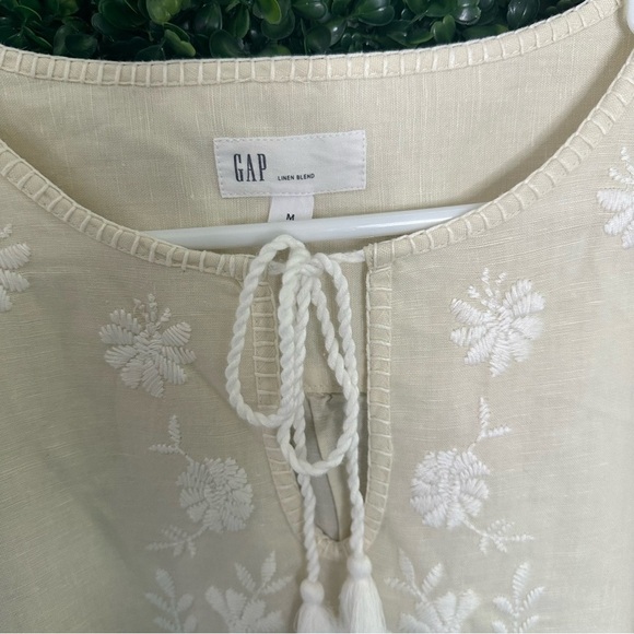 Gap Embroidered Tie-Front Top in Linen Blend Long Sleeve Embroidered Size M - Picture 2 of 7